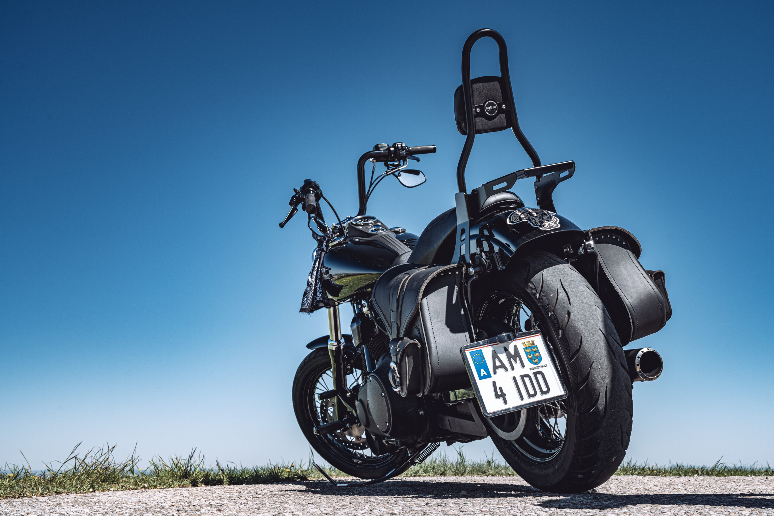 Motorrad in Szene Gesetzt. Himmel als Hintergrund