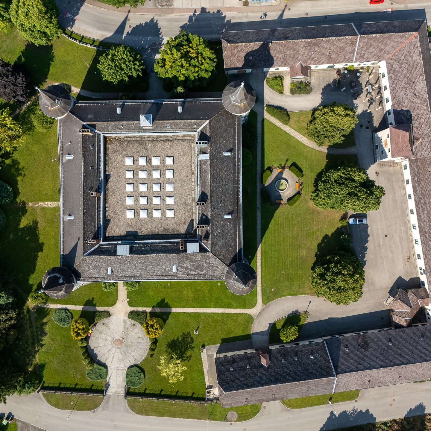 Drohnenfotografie Niederösterreich – Luftaufnahme eines Gebäudes
