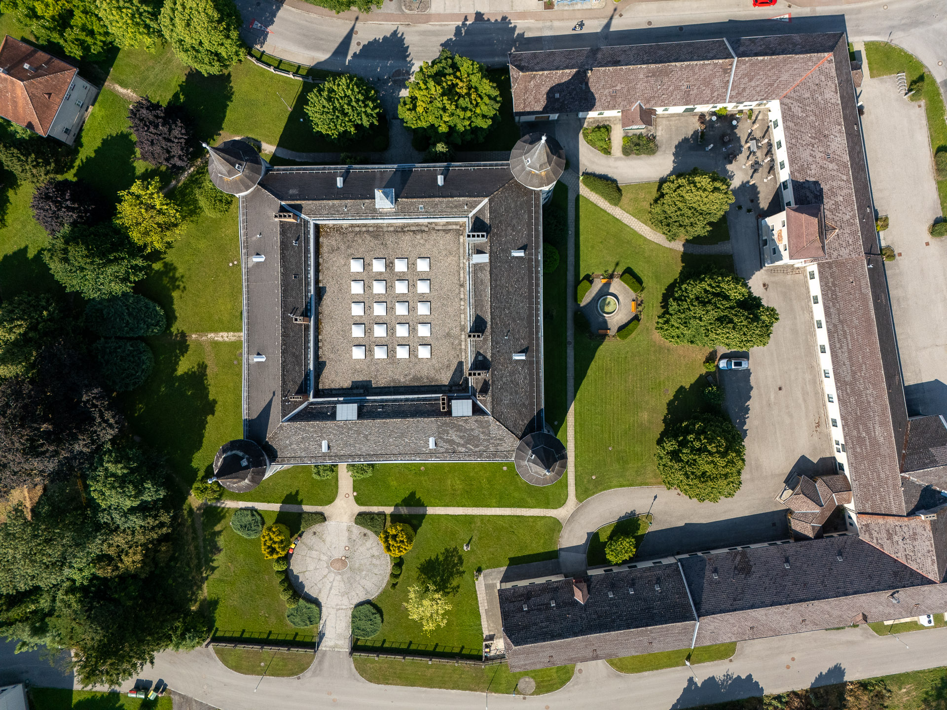 Drohnenfoto von Schloss Walfpassing aus der Vogelperspektive