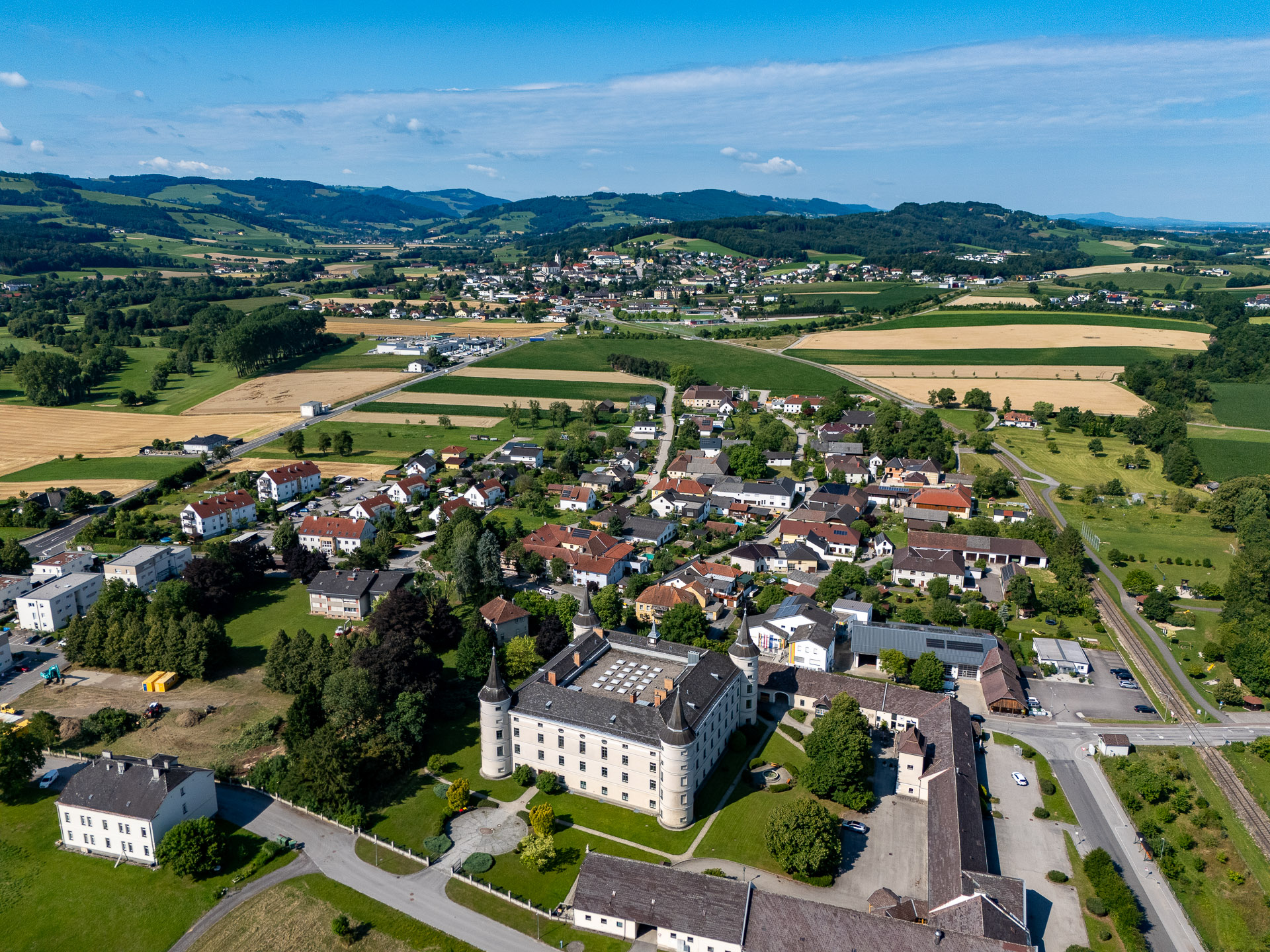 Drohnenfoto: Schloss und Ortsgemeinde Wolfpassing