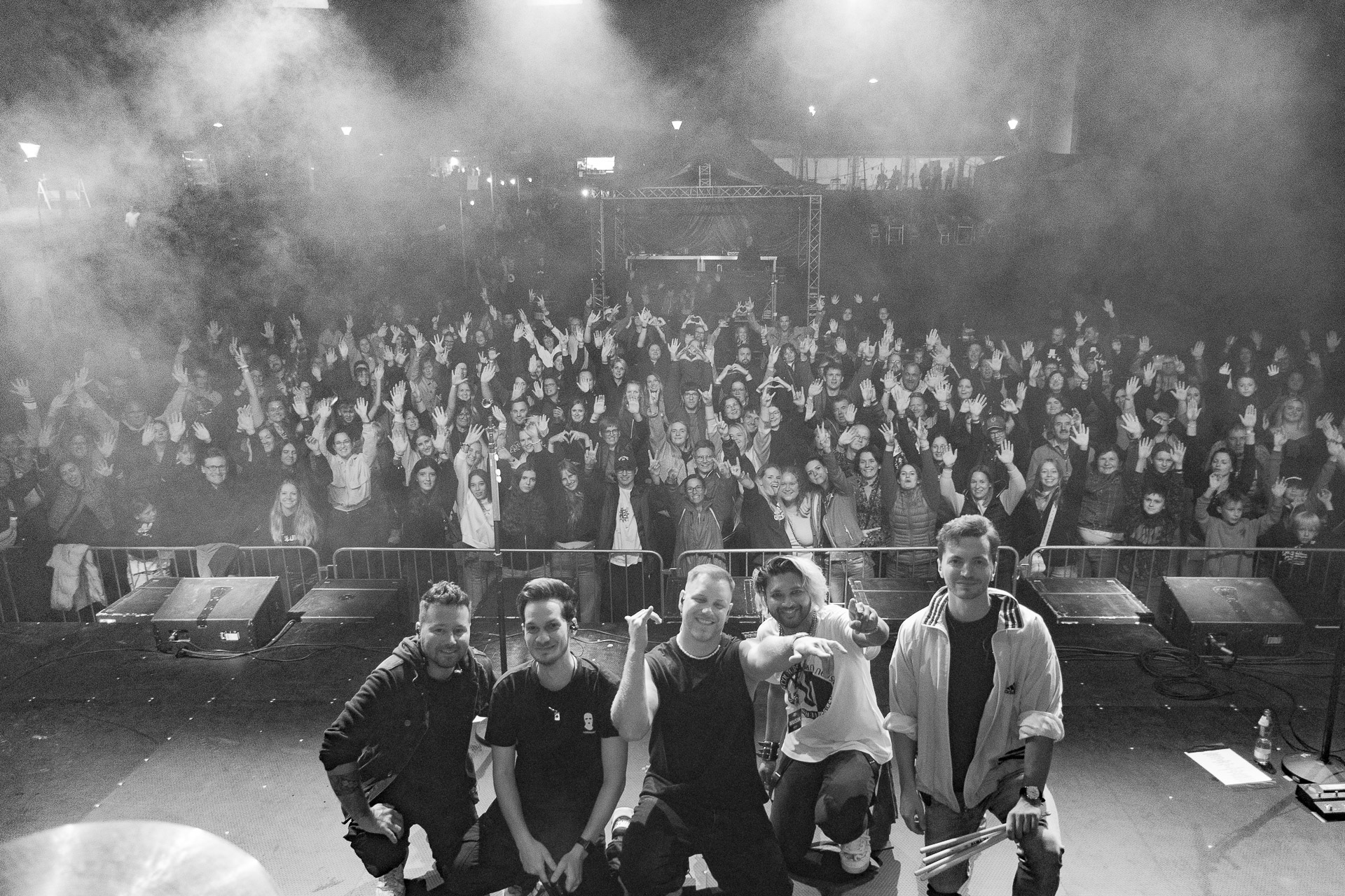 Publikumsbild von der Bühne mit der Band Tagträumer