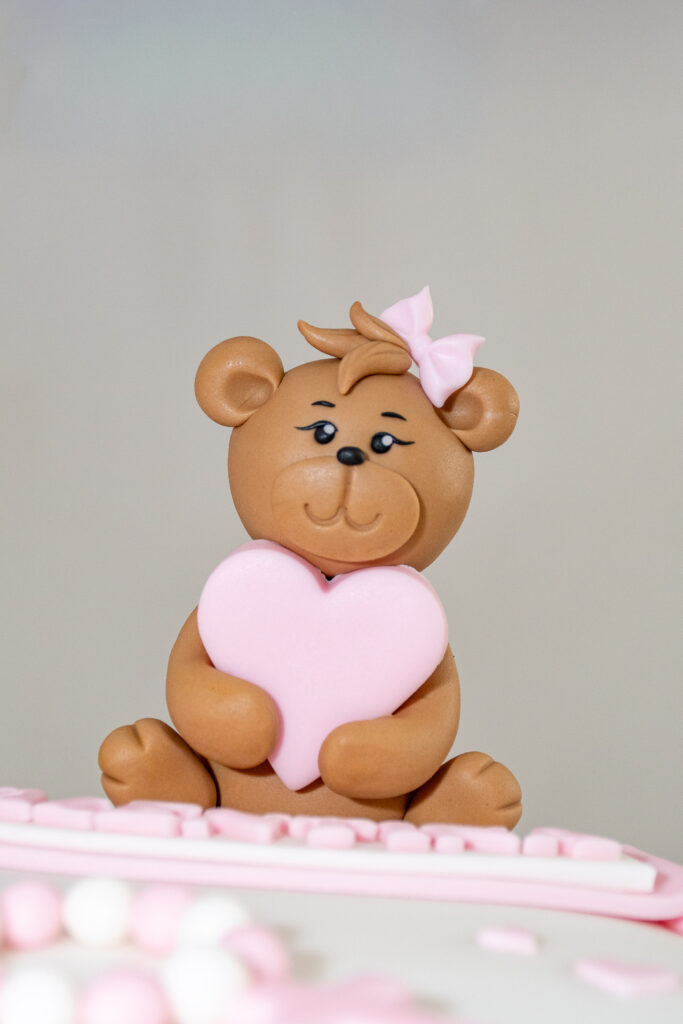 Teddybär aus Marzipan auf der Tauftorte