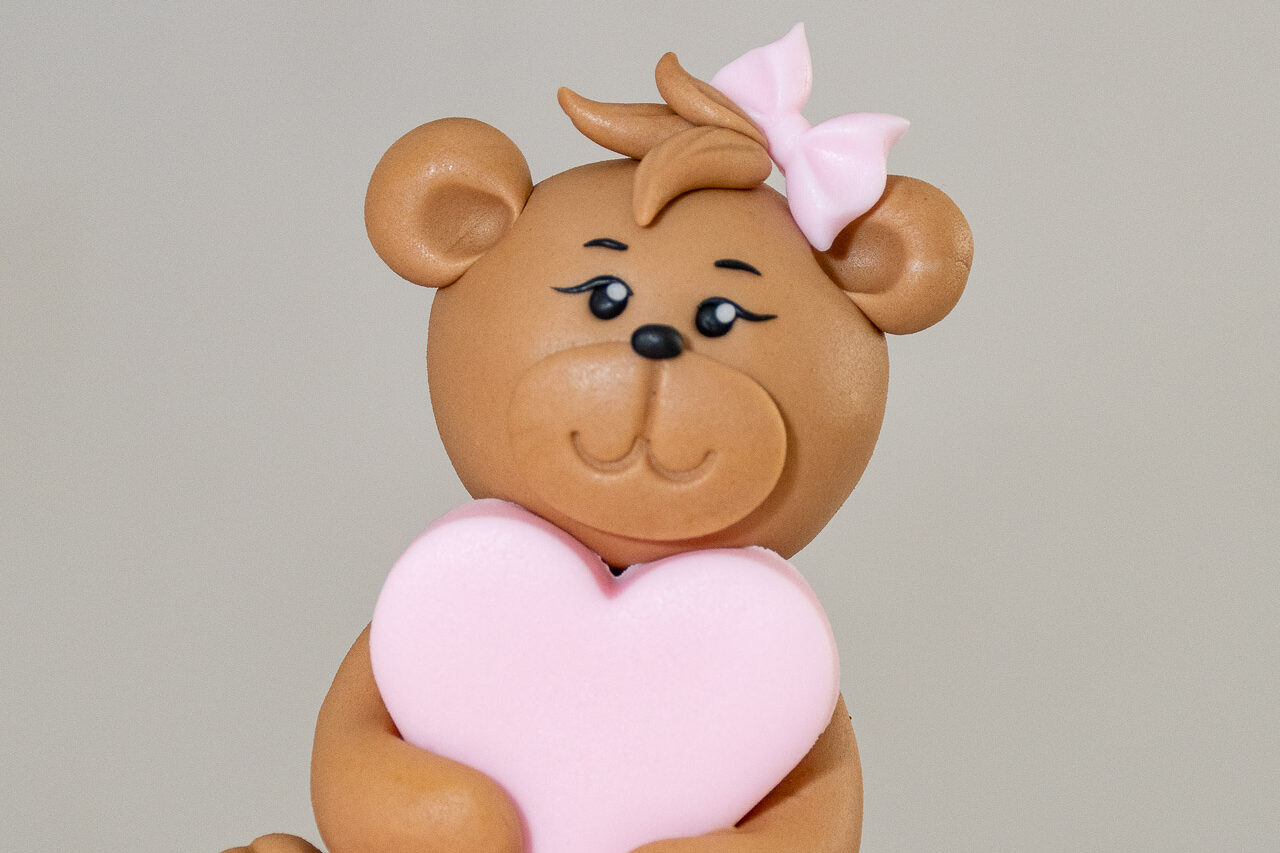Teddybär aus Marzipan auf der Tauftorte