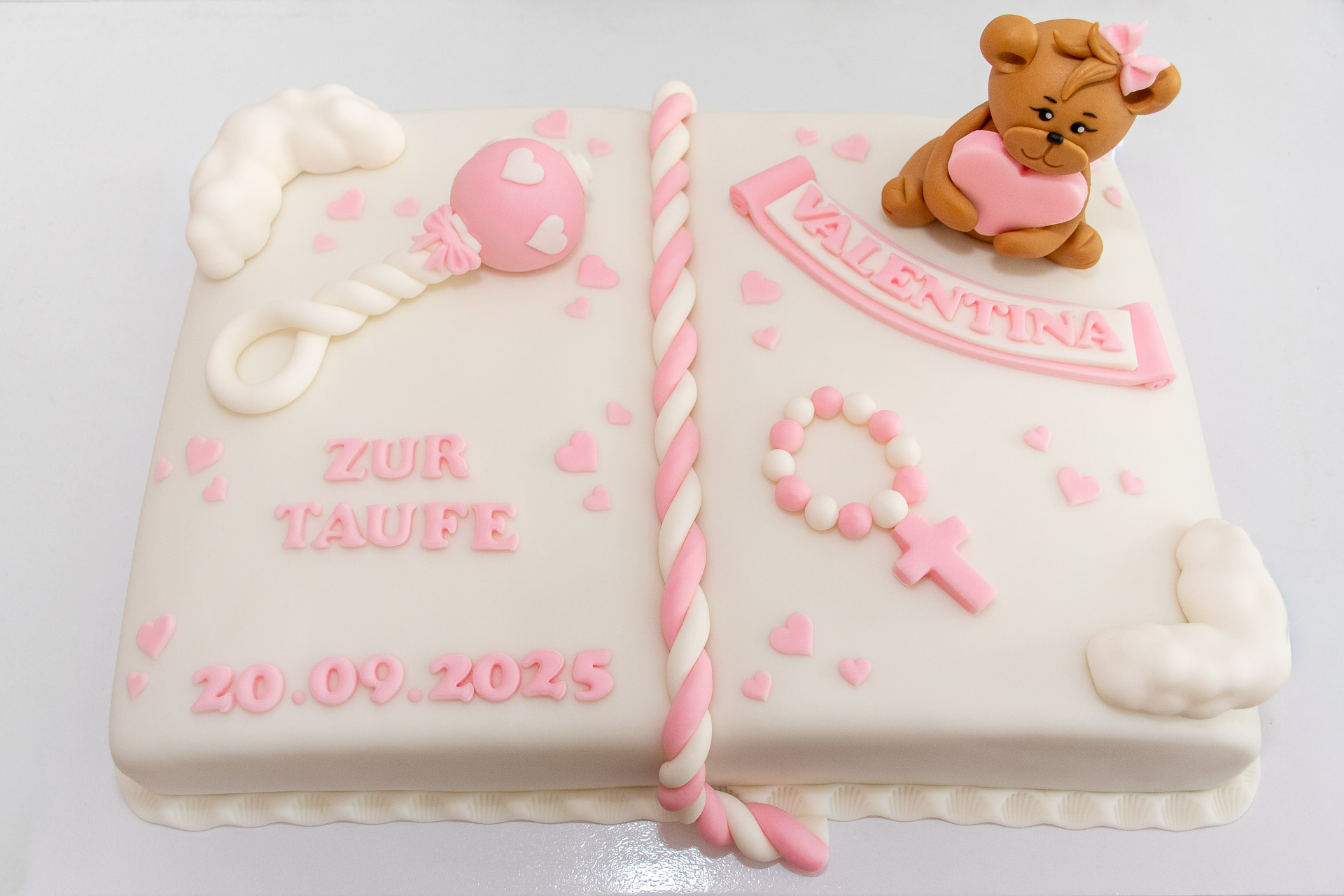 Tauftorte im Form eines Aufgeschlagenes Buches