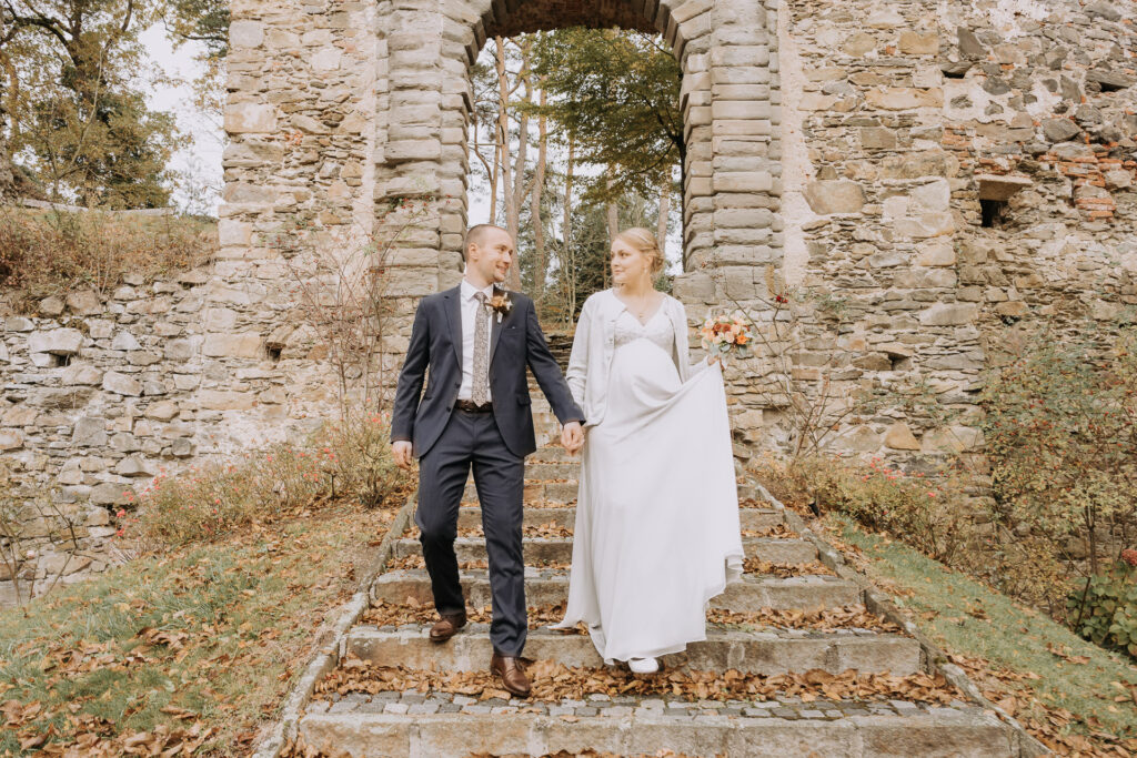 Hochzeitsfotograf Niederösterreich – Brautpaar bei einem Spaziergang