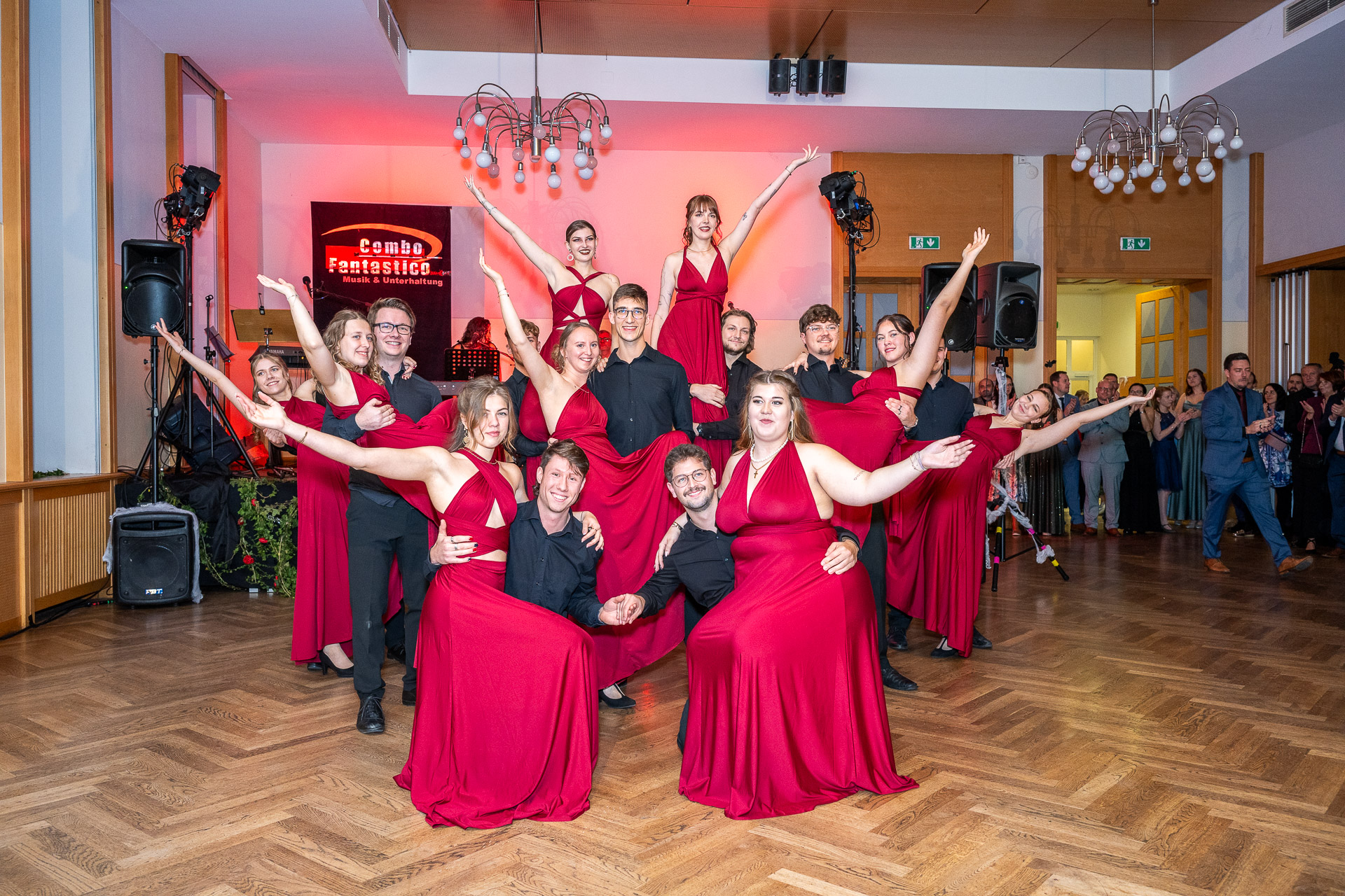 Gruppenfoto der Tänzer, der Mitternachtseinlage, des Kj Balles Steinakirchen am Forst